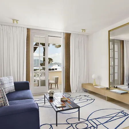 فندق La De La Pinede 5*