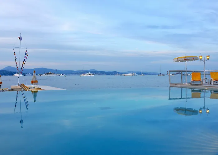 Hotel La De La Pinede 5*