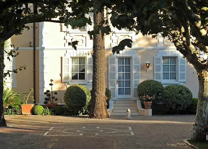 Hotel La De La Pinede 5*