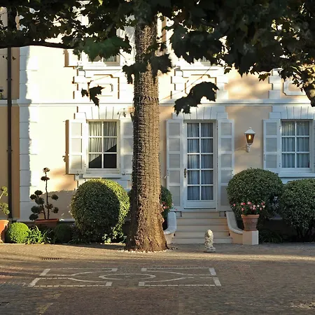 호텔 La De La Pinede 5*