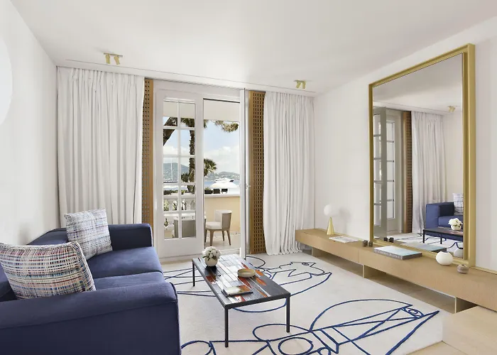 Hotel La De La Pinede 5*